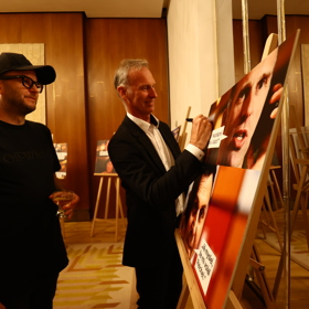 Dominik Hašek připojuje svůj podpis na koláž TMBK.