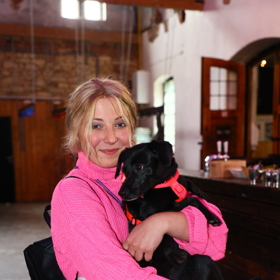 Herečka a zpěvačka Anna Slováčková vyvedla do společnosti svoji psí fenku Jindřišku.