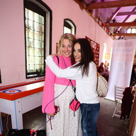 Míša Kuklová se objímá s Aničkou Slováčkovou.