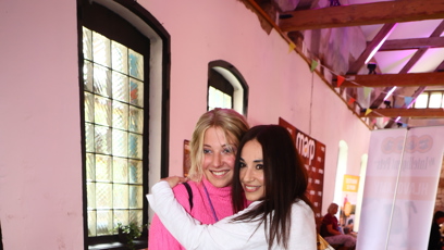 FOTO: Míša Kuklová se objímá s Aničkou Slováčkou.