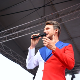 Vojtěch Dyk zazpíval na Staromáku státní hymnu v barvách české vlajky.