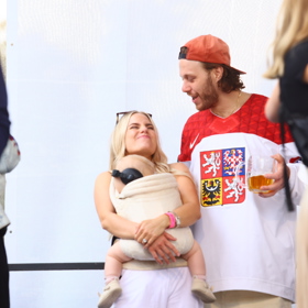 David Pastrňák se svou rodinkou.