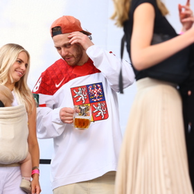 David Pastrňák laškuje se svou  budoucí manželkou Rebeccou.