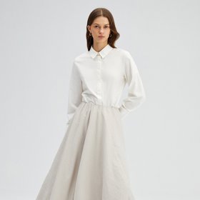 Důkaz, že dovede být balonová sukně velmi elegantní i v ležérněji laděném outfitu, je od značky Touche Prive. Sukni tam pořídíte za 1 190 Kč. 