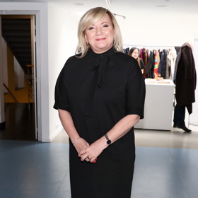 Politička Alena Schillerová nosí černé šaty s oblibou a pranic to nemění na její dobré náladě.