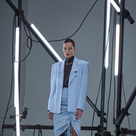 Kolekce Capsule 2024, kterou módní návrhářka Zuzana Kubíčková představila na konci dubna, vzdává hold Power dressingu. Maskulinní střihy zjemňují ryze ženské prvky i pastelová barevnost.