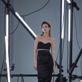 Kolekce je postavena na patnácti modelech, ze kterých lze vzájemným kombinováním vytvořit nespočet looků.