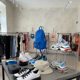 Zboží splňující kritéria dalšího prodeje je prezentováno jako v klasickém butiku či obchodě s módou. Najdete zde tématické sekce i jejich promyšlenou prezentaci.