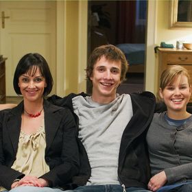 Když seriál Ulice v roce 2005 začínal, sledovali jsme také osudy rodiny Jordánových. Na fotografii je maminka Bára (Tereza Brodská), její syn Matěj (Jakub Štáfek) a dcera Tereza (Patricie Pagáčová).