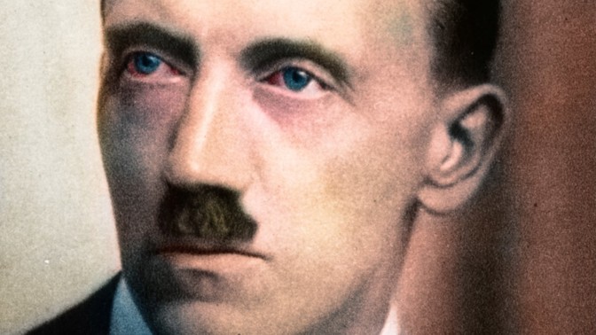 Tajemství Hitlerových očí: Byly vypouklé a příliš velké, přesto dokázaly zhypnotizovat davy