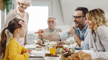 Jak dětem zlepšit vztah k ovoci a zelenině? Vědci zjistili, že pomáhá delší společné jídlo s rodinou