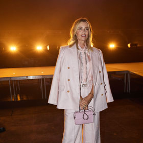 Daniela Peštová doplnila pastelově růžový kalhotový kostýmek šperky od klenotnictví Roberto Coin. 