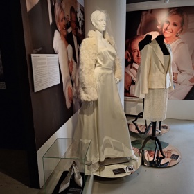 Helena Vondráčková vystavuje všechny své zásadní filmové a koncertní kostýmy.