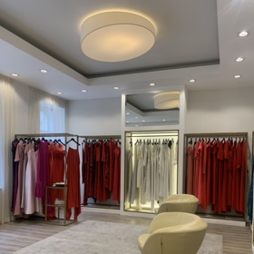 Interiér pražské půjčovny luxusních šatů, butiku Soline, nadchne každou nově příchozí zákaznici svým prostředím.