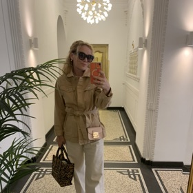 Dům v Dušní ulici, kde salón sídlí, má impozantní interiéry. Salon ale poskytuje naprosté soukromí, výlohy ani výrazné vývěsky nečekejte.