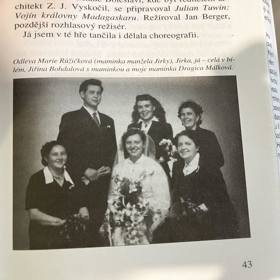 Helena Růžičková se svou rodinou na svatební fotografii.