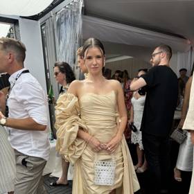 Přítelkyně Jaromíra Jágra Dominika Branišová se do Varů vybavila zapůjčenými šperky značky ALO Diamonds v celkové hodnotě 2,7 milionů korun.