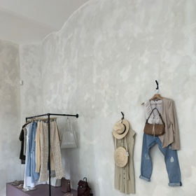 Interiér netradičně pojatého second handu zaujme minimalistickým pojetím.