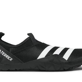 Praktické i funkční, model Terrex do vlhkého prostředí od značky Adidas. (1 699 Kč)