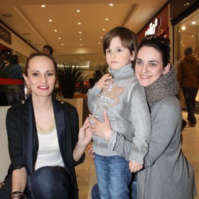 Bývalá tanečnice Libuška Rohlíčková se dověděla vážnou diagnózu svého syna krátce před Matyášovými čtvrtými narozeninami. Sehnat lékaře, který se o chlapečka postará, jí pomohla kamarádka, zpěvačka Monika Absolonová (vlevo).