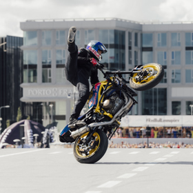 Arūnas „Aras“ Gibieža je jedním z nejznámějších světových kaskadérů, jenž svými dovednostmi baví na soutěžích a exhibicích na všech kontinentech.