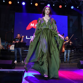 Model Anežky Kabelkové, který o den dříve představila na červeném koberci modelka Andrea Bezděková.