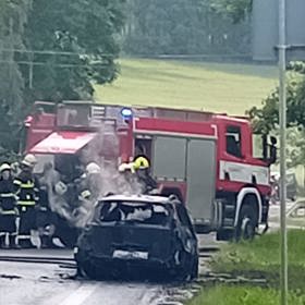 Hasiči vůz uhasili. 