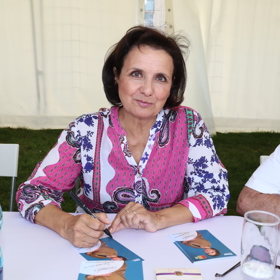 Herečka Veronika Freimanová říká, že brunetkám sluší také odstíny růžové.