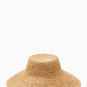 Stejně oblíbené budou i rozměrné klobouky všech stylů s širokou krempou. (COS, 1 550 Kč)