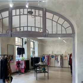 Zboží, které v obchodě najdete, tým pečlivě třídí, nedostane se do něj rozhodně vše, co do Tak trochu jiný sekáč zašlou nebo přinesou jeho zákaznice.