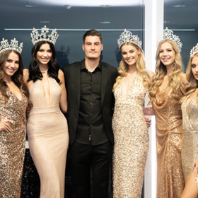 Fotbalista Patrik Schick pózuje s vítězkami Miss Czech Republic.