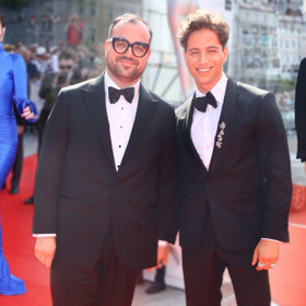 Milan Perotuka vynesl na zahájení diamantové šperky za statisíce.