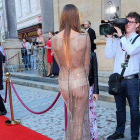 Modelka Nikol Švantnerová v roce 2018 - pod šaty oblékla alespoň tělové kalhotky. 