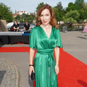 Dabérka Stanislava Jachnická oblékla zelené saténové šaty.