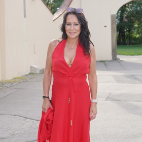 Zpěvačka Heidi Janků vsadila na vášnivě červené šaty.