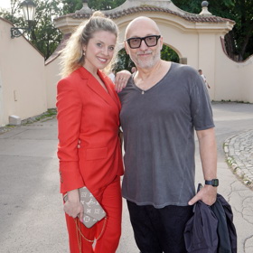 Hudební producent Lešek Wronka s přítelkyní Vendulou Fialovou, která vynesla červený kalhotový kostým.