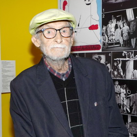 O jeho úmrtí informovalo Studio Ypsilon. 