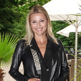 Jitka Kocurová v černé kožené bundě. 