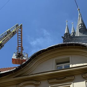 Hořela střecha galerie.