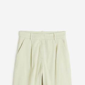 Zelenkavé bermudy s kratšími nohavicemi, H&M, 749 Kč