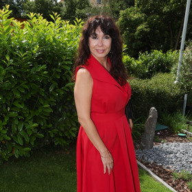 Herečka Nela Boudová se módních výzev nebojí, sáhla tak po poměrně tvrdé kombinaci červené a černé, v tomto případě se ale odvaha vyplatila a vše spolu krásně funguje.