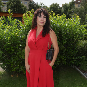 Ultramódní červený odstín předvedla Nela Boudová na tiskové konferenci v zeleni pod Žižkovskou televizní věží.