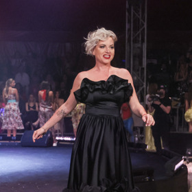 Módní přehlídku Poner šla také zpěvačka Martina Pártlová. Vynesla černé večerní šaty.