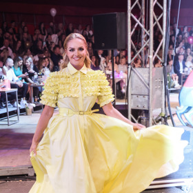 Miss World 2006 Taťána Kuchařová zazářila na přehlídce nejprve ve žlutých šatech.