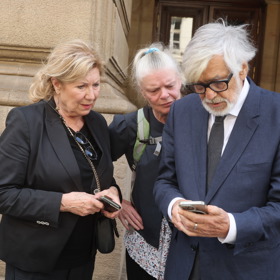 Zuzana Bydžovská má téměř zcela bílé vlasy. 