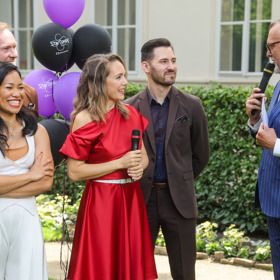 Porotce StarDance Jan Tománek se letos ujal role moderátora tiskové konference, která představila taneční páry.