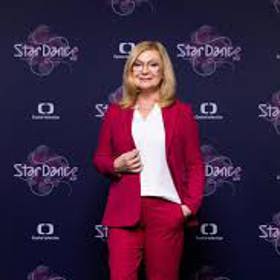 Herečka krásný kalhotový kostým v trendy vínovém tónu doladila mladistvým doplňkem - teniskami rovněž v trendy barvě.