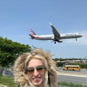 Zatímco v Čechách si buduje pěveckou kariéru, za oceánem provozuje cestovku.