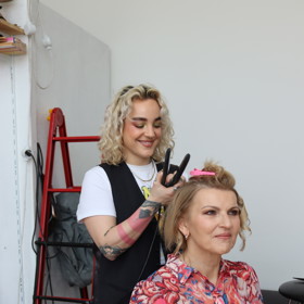 O vlasy a make-up se postarala vizážistka hvězd, která vystupuje pod pseudonymem Koki.