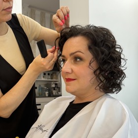 Šéfredaktorka Lifee.cz postavila look na festival ve Varech na kudrnatém mikádu a kouřovém líčení.